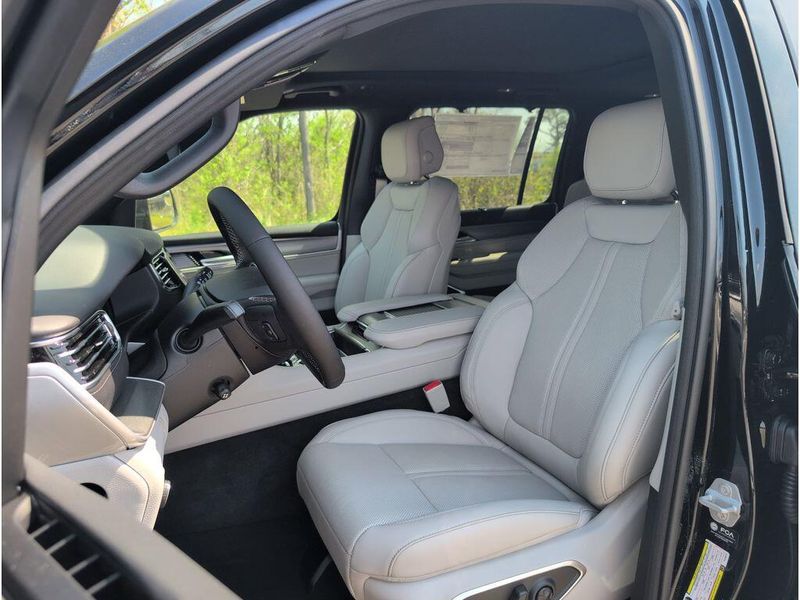 2026 Jeep Grand Wagoneer Limited Reserve 4x4Image 10