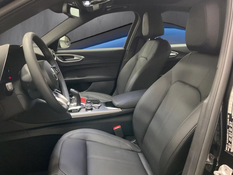 New 2026 Alfa Romeo Giulia AwdImage 4