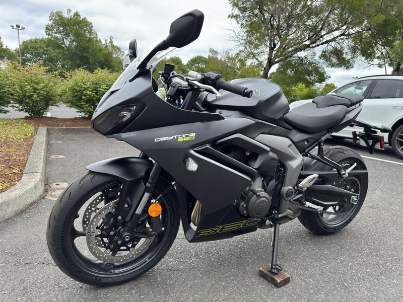 2025 Triumph Daytona 660 - SATIN GRANITE - SATIN JET BLACK 