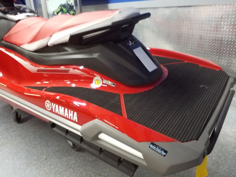 2023 Yamaha VX DELUXE WITH AUDIO TORCH RED AND CARBON Image 6