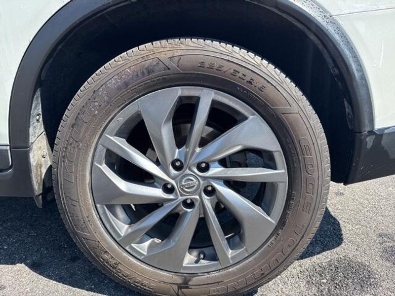 2016 Nissan Rogue SL photo 9