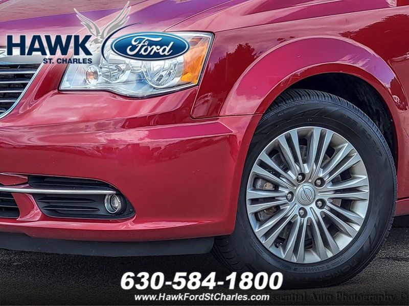 2016 Chrysler Town & Country photo 3