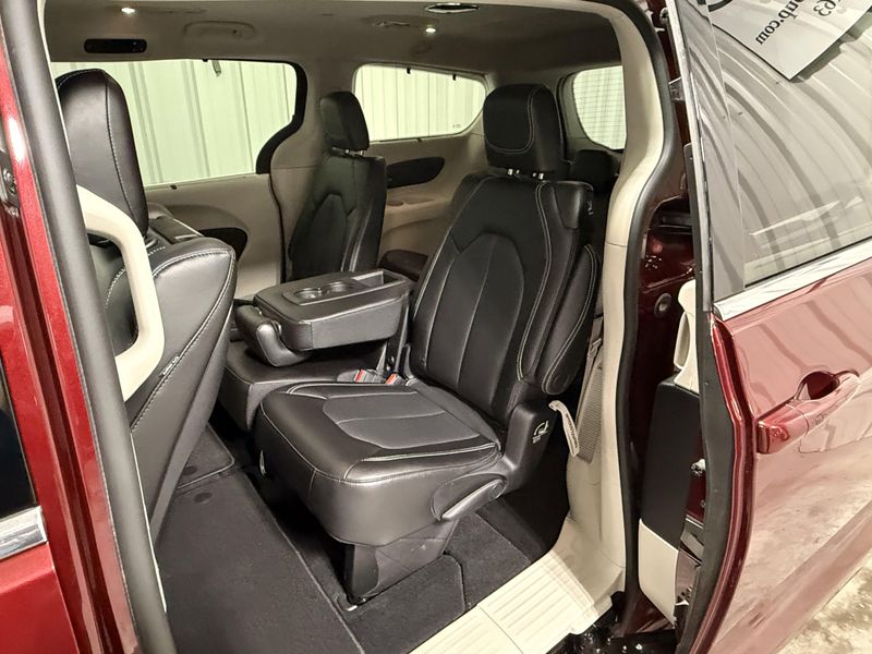 Used 2023 Chrysler Pacifica Touring LImage 20