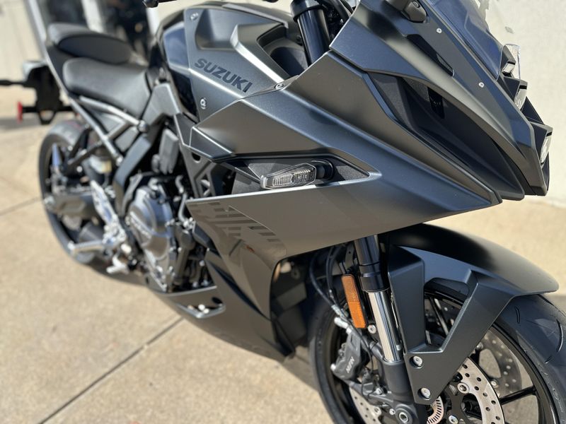 2025 Suzuki GSX8RImage 8