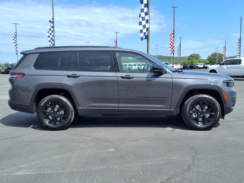 2025 Jeep Grand Cherokee Altitude photo 3