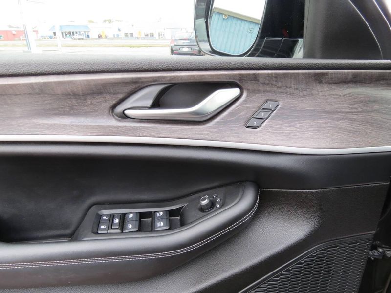 Used 2023 Jeep Grand Cherokee L Limited 4x4 4dr SUVImage 7