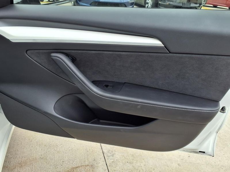 2021 Tesla Model 3 Long RangeImage 18