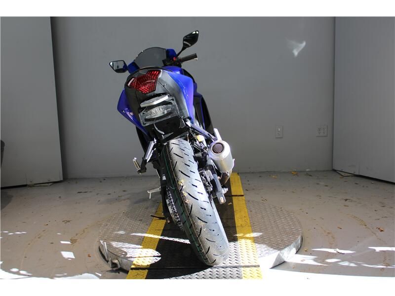 Used 2022 Yamaha YZFR-3 Image 3
