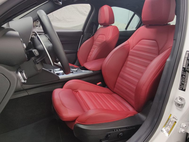 New 2025 Alfa Romeo Giulia AwdImage 13