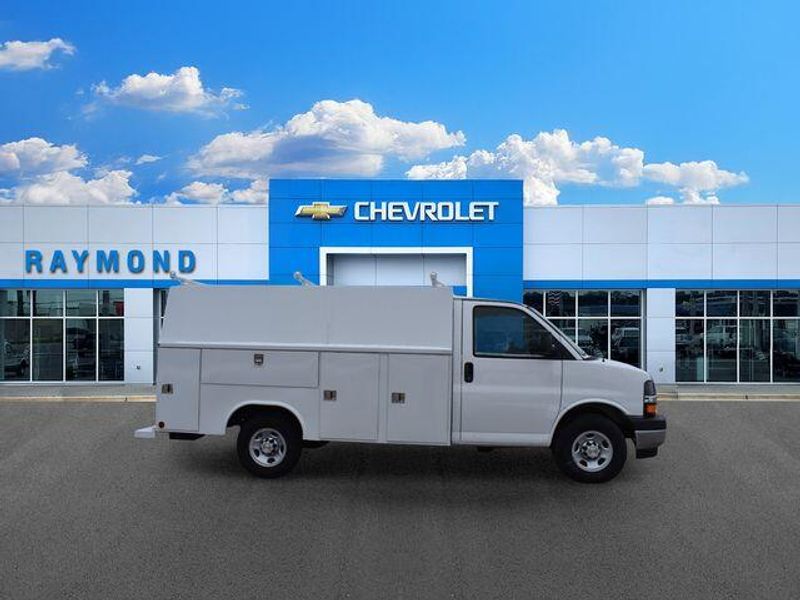 New 2025 Chevrolet Express 3500 Work VanImage 2