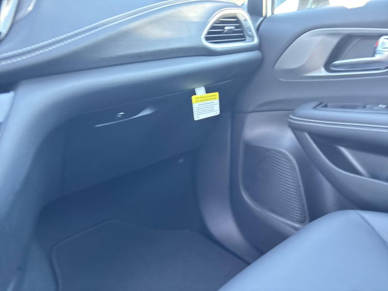 New 2026 Chrysler Pacifica SelectImage 35