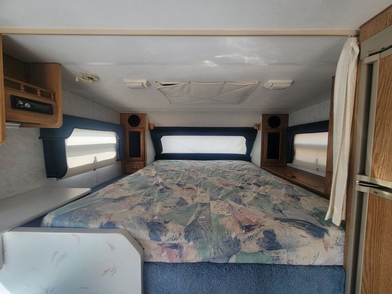 Used 1997 LANCE SQUIRE 9500 Image 9