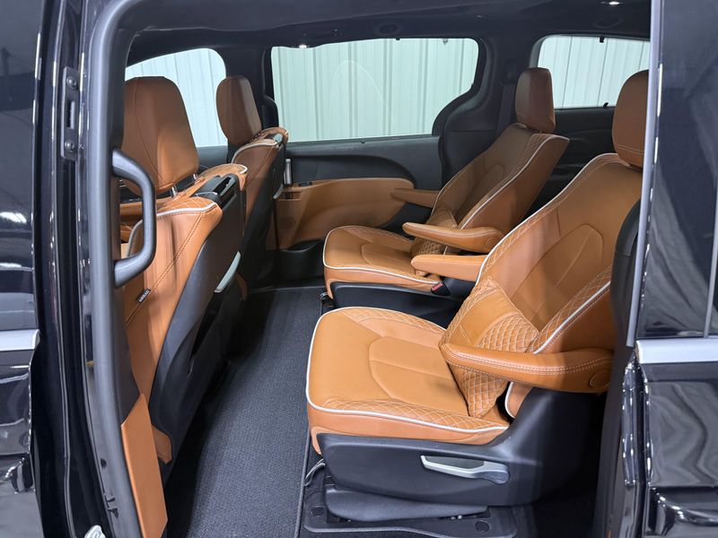 Used 2024 Chrysler Pacifica Hybrid PinnacleImage 17