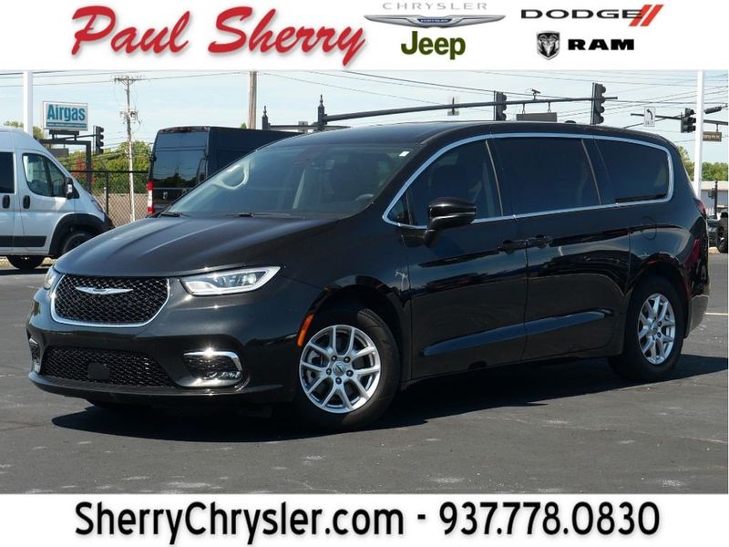 2023 Chrysler Pacifica Touring LImage 1