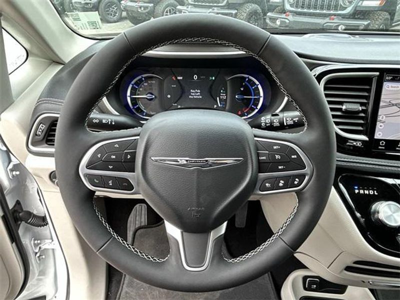 New 2024 Chrysler Pacifica Plug-in Hybrid SelectImage 18