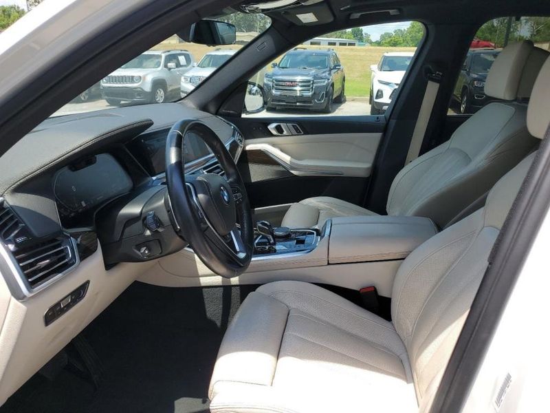 2020 BMW X5 Sports Activity Vehicle xDrive40i in a Mineral White Metallic exterior color and Ivory Whiteinterior. Johnson Dodge 601-693-6343 pixelmotiondemo.com 