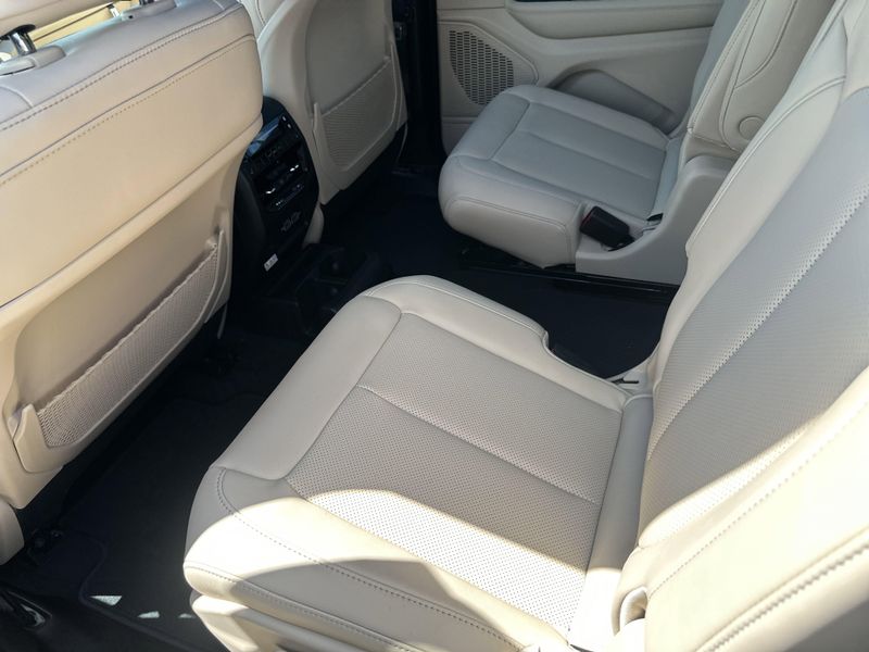 New 2025 Jeep Grand Cherokee L Limited 4x4Image 17