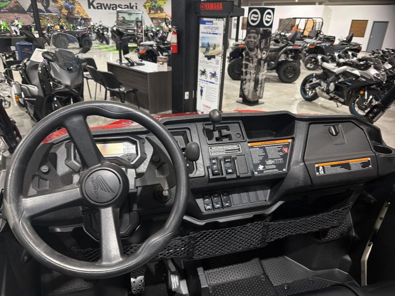 New 2025 Honda PIONEER 1000-6 DLX CREW Image 24