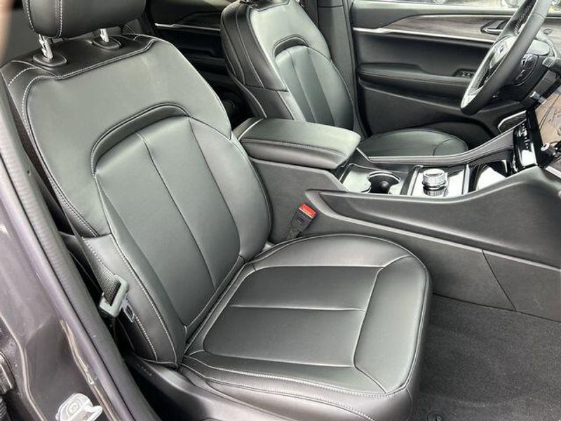 New 2026 Jeep Grand Cherokee Limited 4x2Image 11