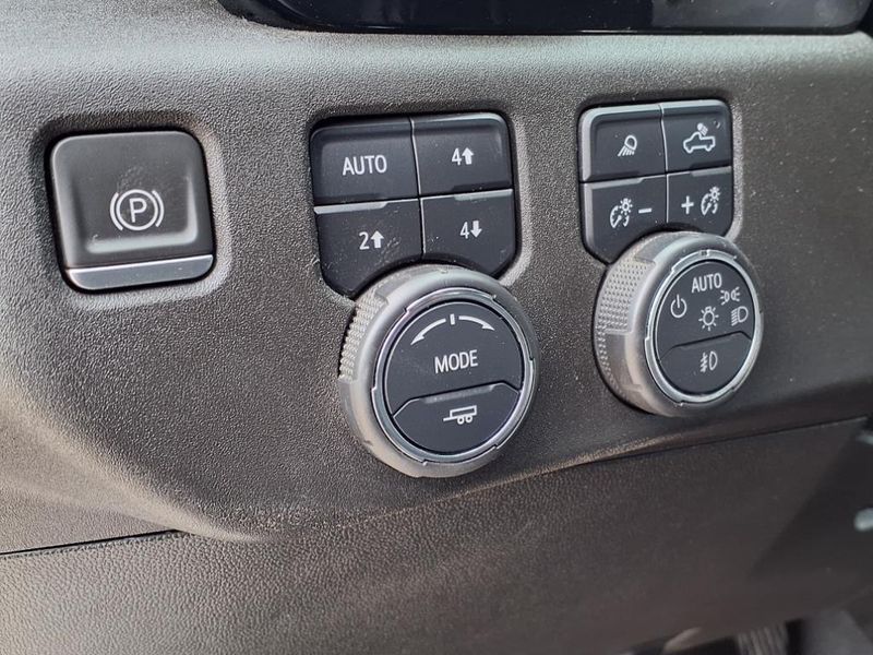 2024 Chevrolet Silverado 3500HD High CountryImage 10