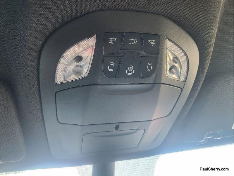 Used 2026 Chrysler Pacifica Select