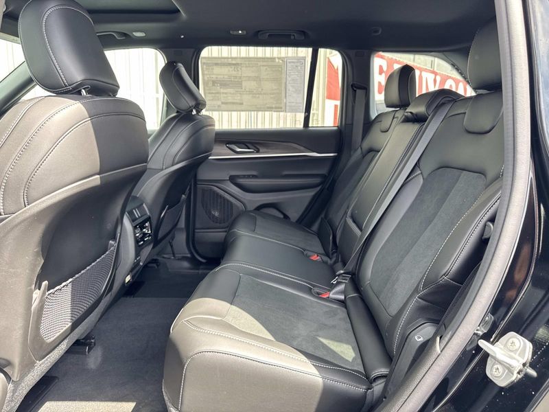 New 2026 Jeep Grand Cherokee Laredo Altitude 4x2