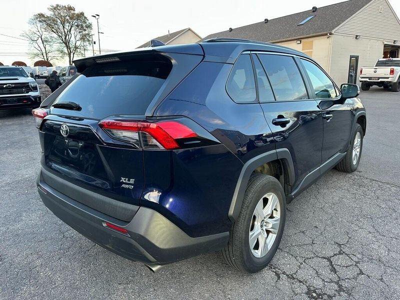 2021 Toyota RAV4 XLE photo 3