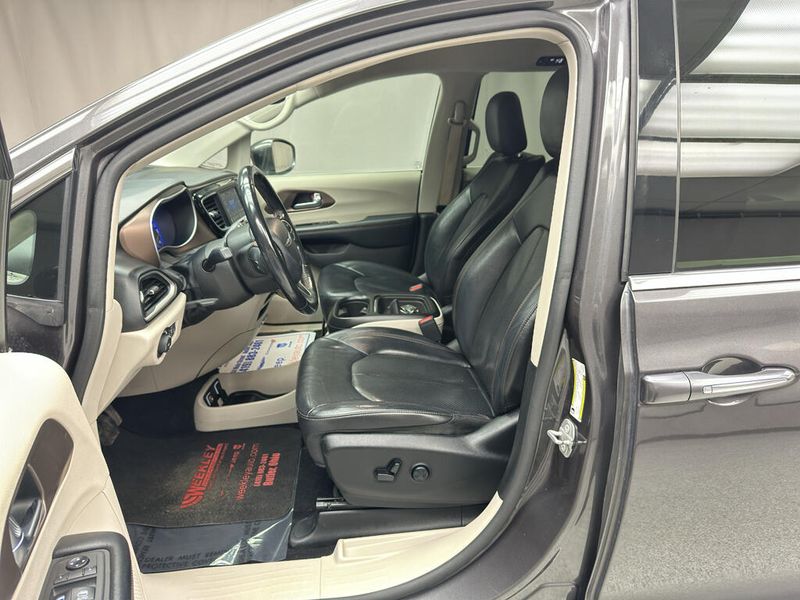 Used 2019 Chrysler Pacifica Touring LImage 9