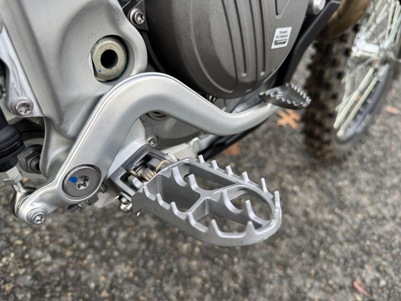 2026 Triumph TF250E - JET BLACK - PURE WHITE 