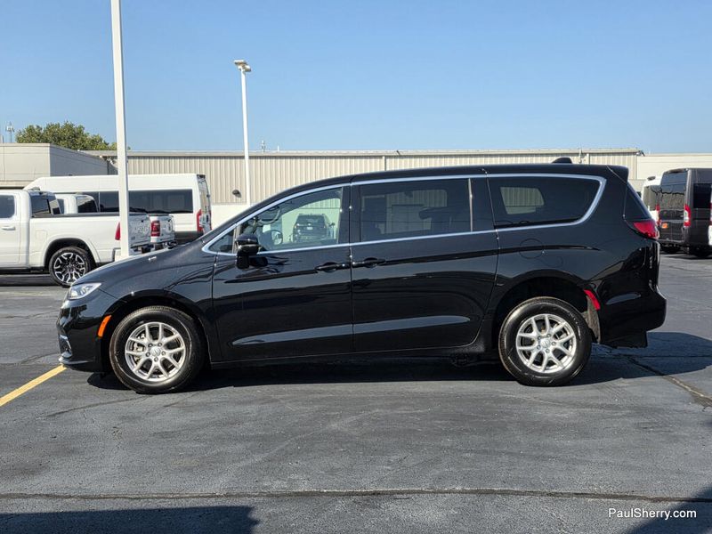 Used 2026 Chrysler Pacifica Select