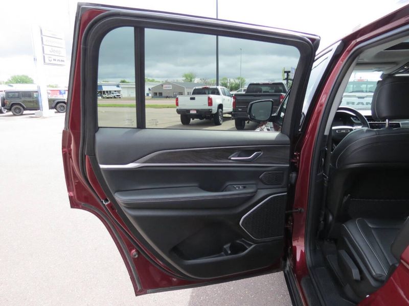2022 Jeep Grand Cherokee L Limited 4x4 4dr SUVImage 34