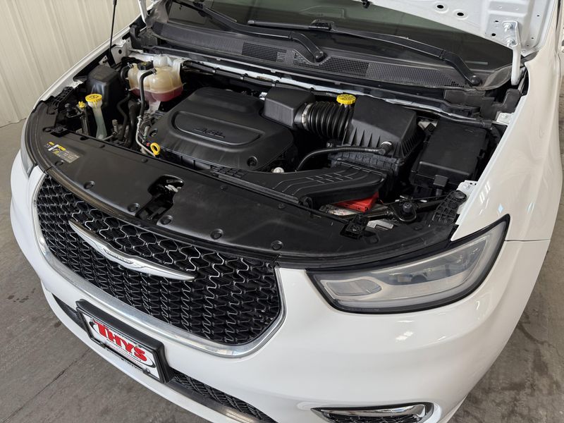Used 2022 Chrysler Pacifica Touring LImage 16