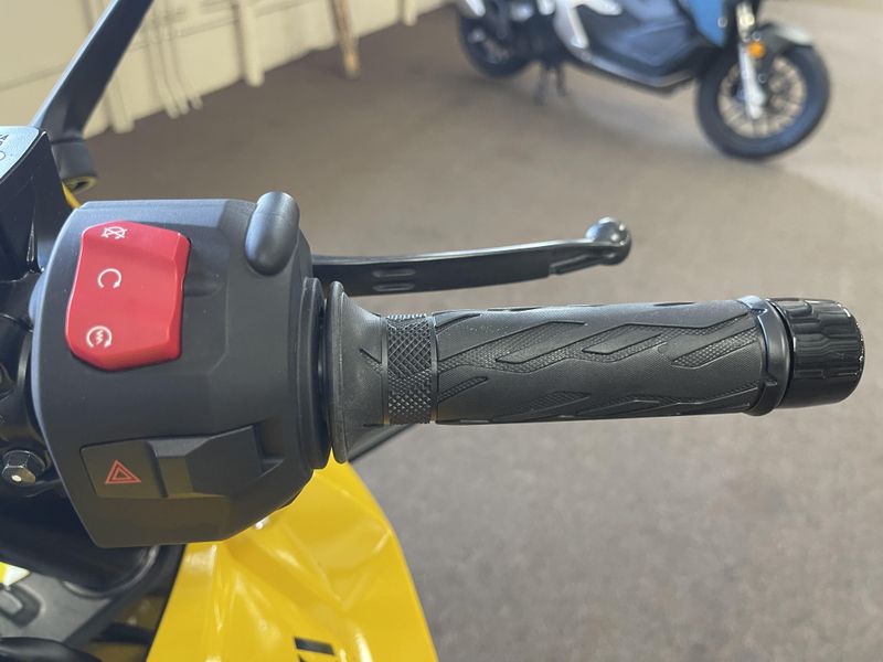 2025 Suzuki GSX-8R Image 4