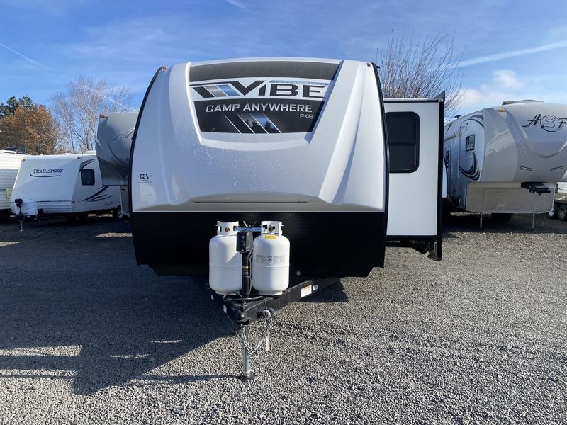 2023 FOREST RIVER VIBE T27FK  in a WHITE BLUE BLACK exterior color. Legacy Powersports 541-663-1111 legacypowersports.net 