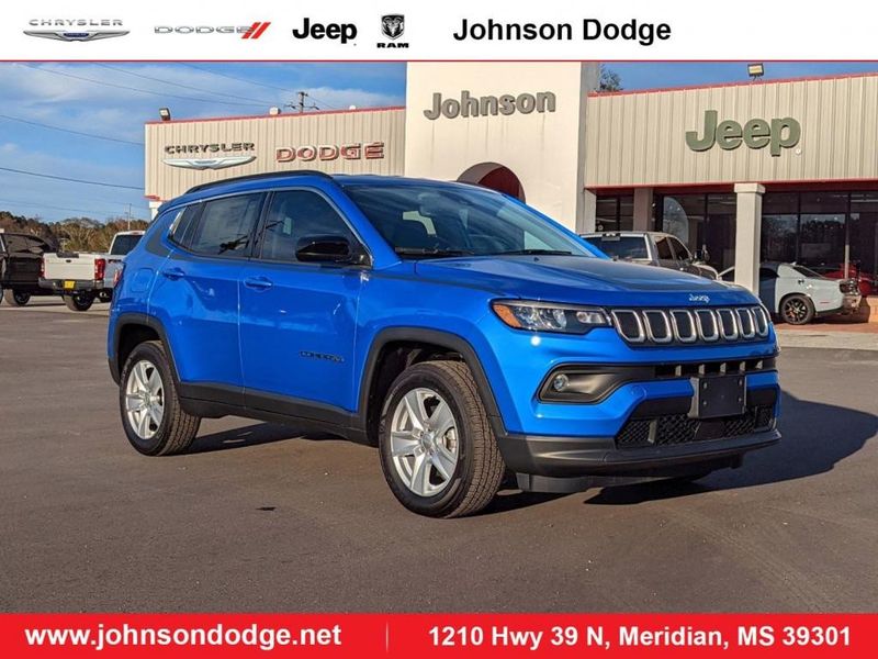 2022 Jeep Compass Latitude 4x4 in a Laser Blue Pearl Coat exterior color and Blackinterior. Johnson Dodge 601-693-6343 pixelmotiondemo.com 