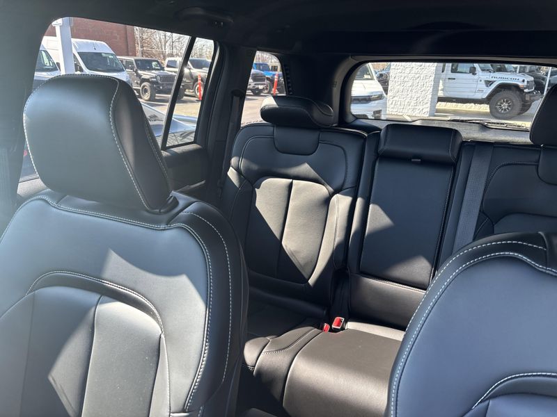 New 2025 Jeep Grand Cherokee Limited 4x4Image 38