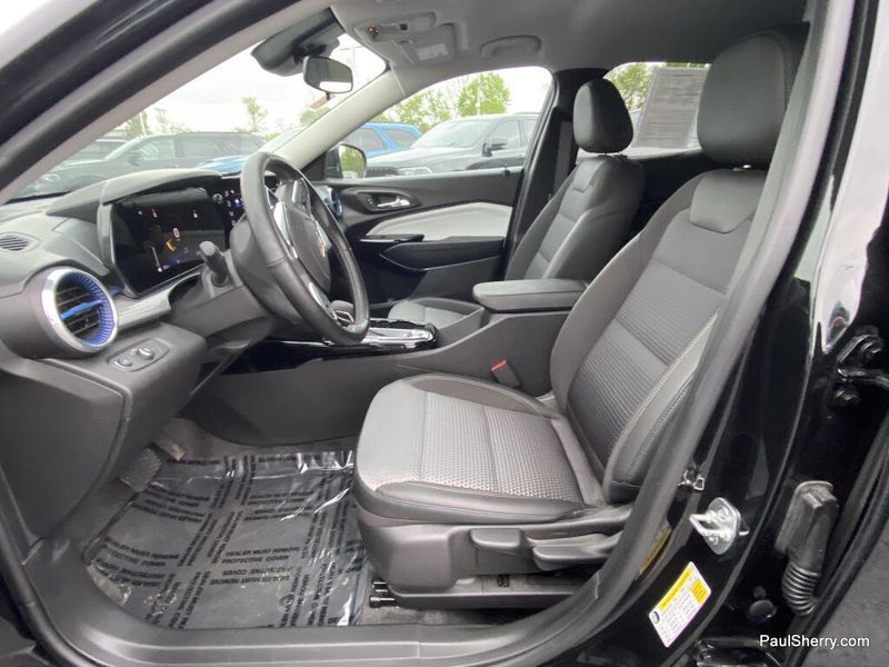 Used 2025 Chevrolet Trax LT