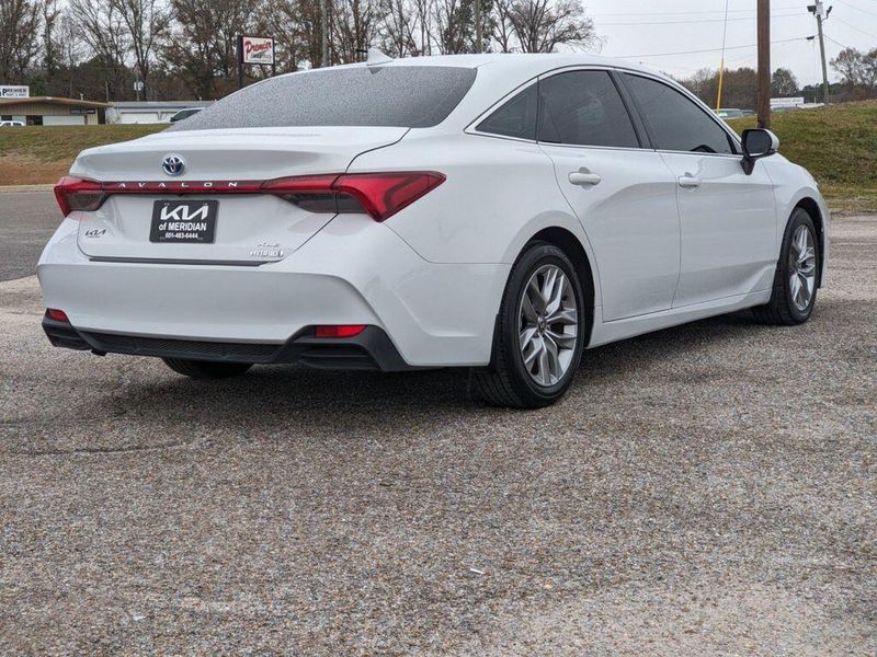 2022 Toyota Avalon Hybrid XLE in a Ice Edge exterior color and Blackinterior. Johnson Dodge 601-693-6343 pixelmotiondemo.com 