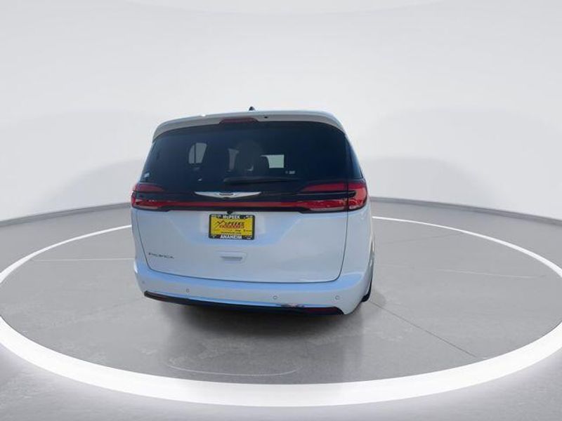 New 2026 Chrysler Pacifica SelectImage 7