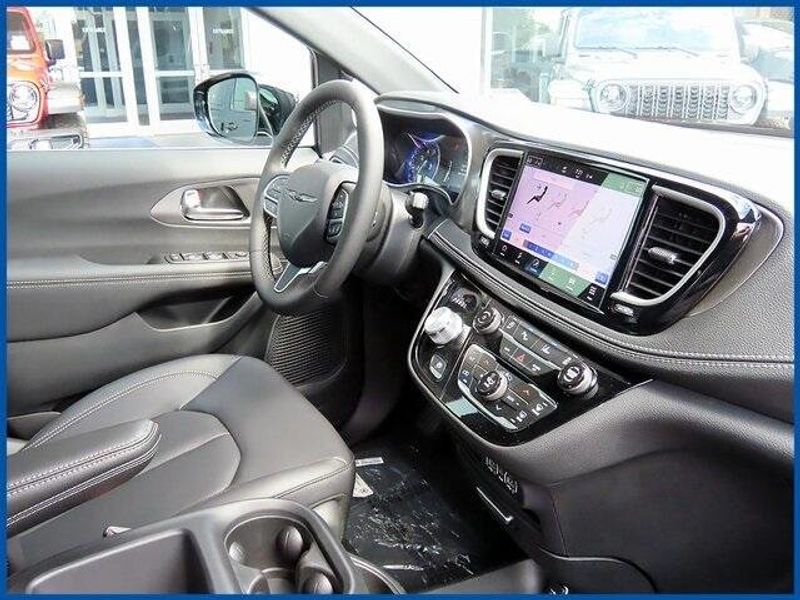 New 2025 Chrysler Pacifica SelectImage 8