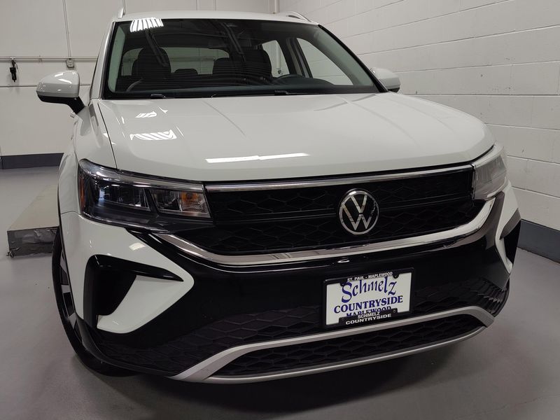 Used 2022 Volkswagen Taos SE 4-Motion AWDImage 2