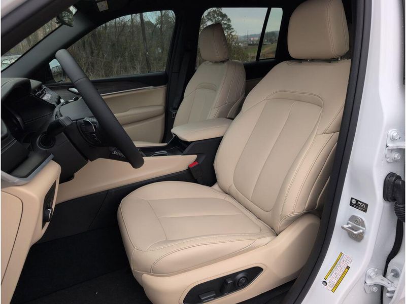 New 2026 Jeep Grand Cherokee Limited 4x2Image 10