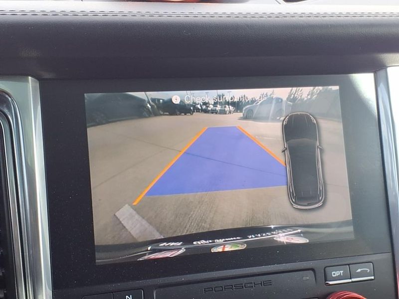 2018 Porsche Macan TurboImage 9