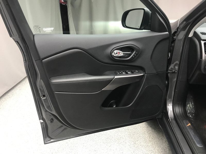 2019 Jeep Cherokee LimitedImage 3