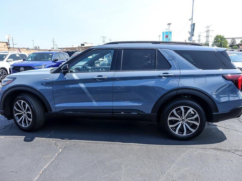 2025 Ford Explorer ST-Line photo 4