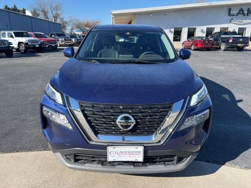 2021 Nissan Rogue SVImage 2