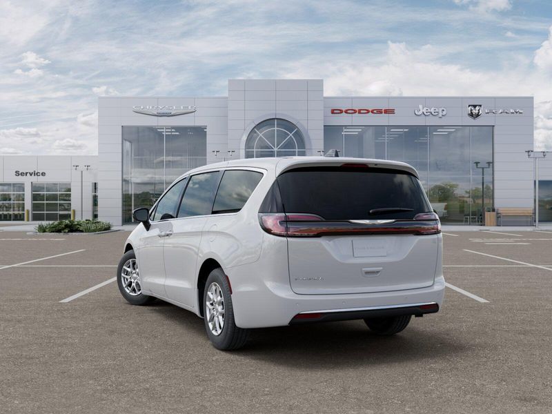 New 2026 Chrysler Pacifica SelectImage 4