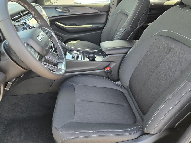 New 2026 Jeep Grand Cherokee Laredo X 4x2