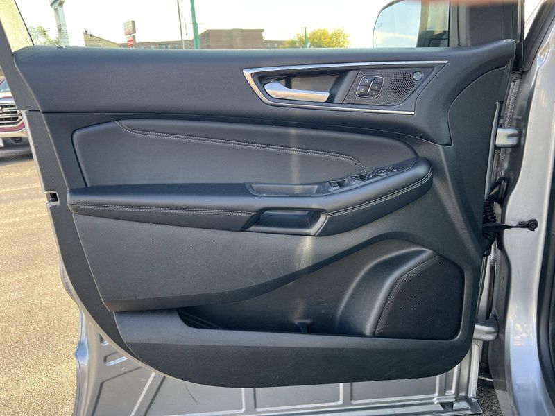 2022 Ford Edge Titanium photo 11