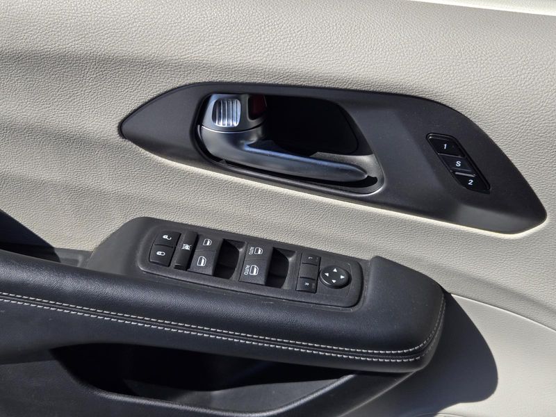 Used 2023 Chrysler Pacifica Touring L FWD